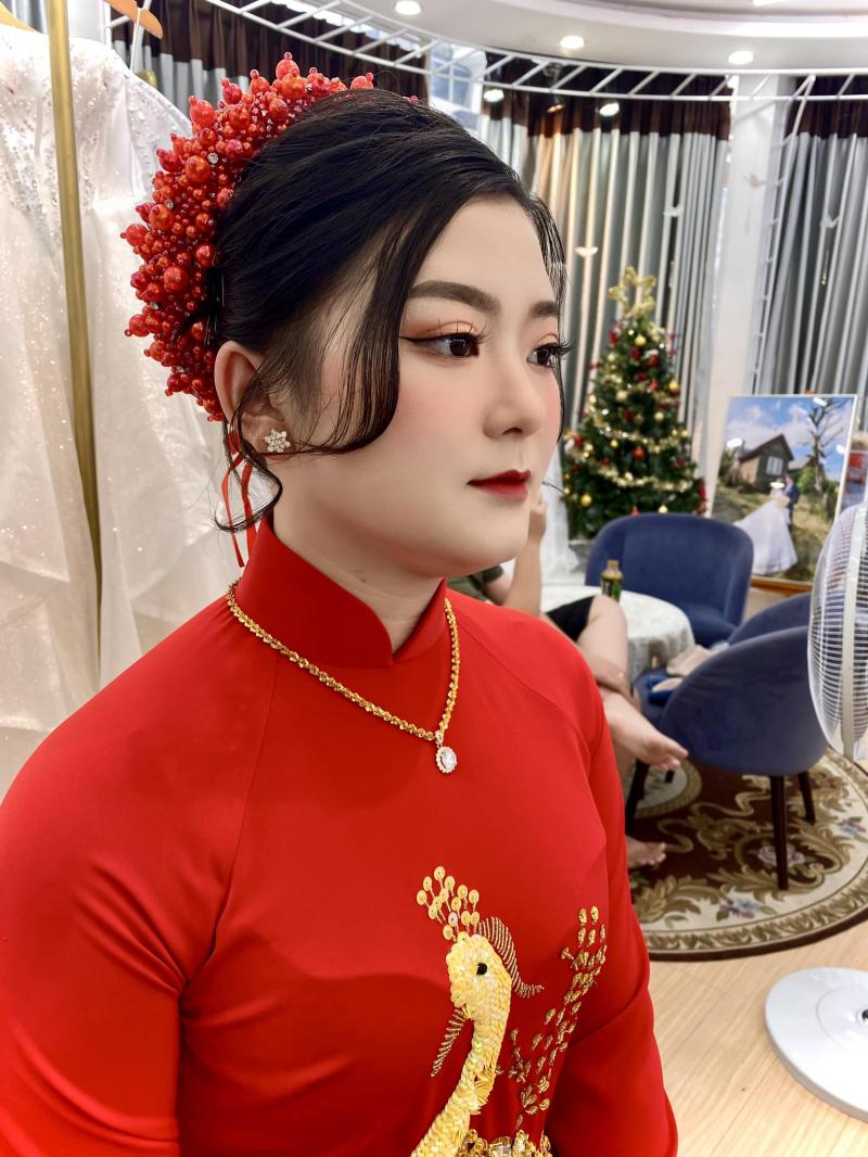 Studio Áo Cưới Minh Tường cung cấp trọn gói dịch vụ cưới hỏi, từ thuê trang phục cưới, trang trí gia tiên, make up, chụp ảnh cưới, tổ chức tiệc cưới,... ﻿
