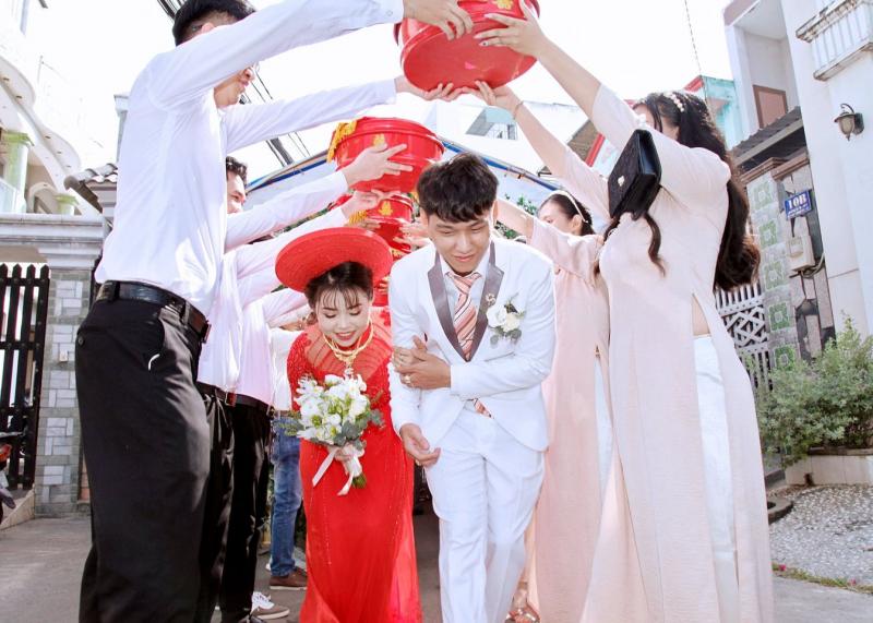 Studio Áo Cưới Thanh Hương chuyên nhận thiết kế theo mẫu của khách hàng và cập nhật các mẫu áo mới nhất theo xu hướng hiện đại
