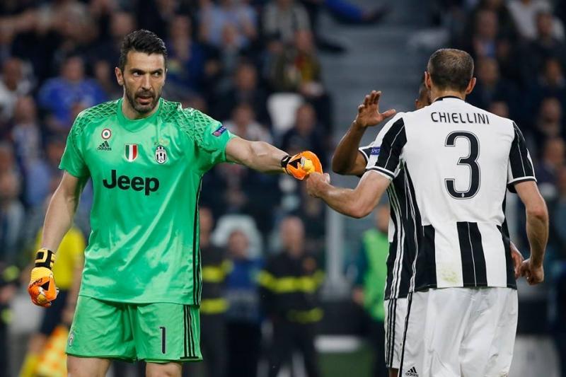 Buffon và các đồng đội chơi rất hay ở hàng thủ Juventus