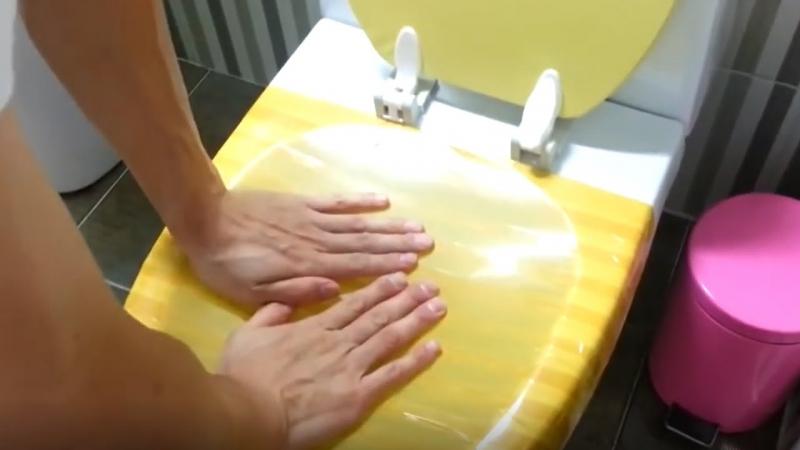 Sử dụng băng dính là cách thông tắc bồn cầu có thể thực hiện ngay tại nhà