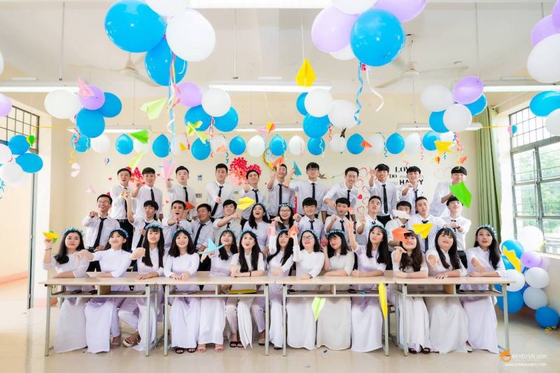 Sử dụng bóng bay màu trang trí lớp học