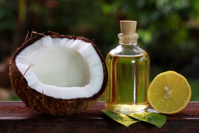 Dầu dừa sẽ khiến đôi môi của bạn luôn căng mọng