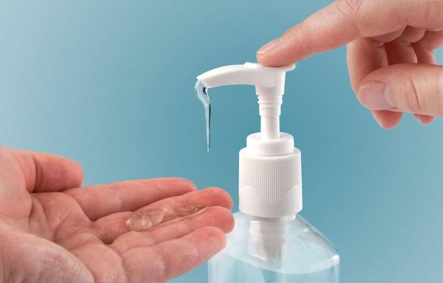 Sử dụng các sản phẩm vệ sinh nhà cửa dịu nhẹ cho da tay