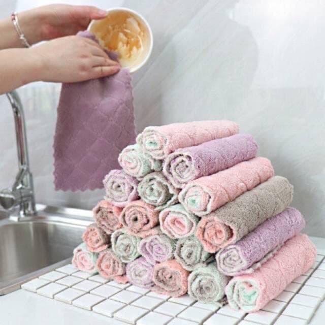 Nhiều người dùng loại khăn dễ bị xù lông để lau khiến bề mặt vật dụng bị dính các vệt lông và càng lau càng bẩn