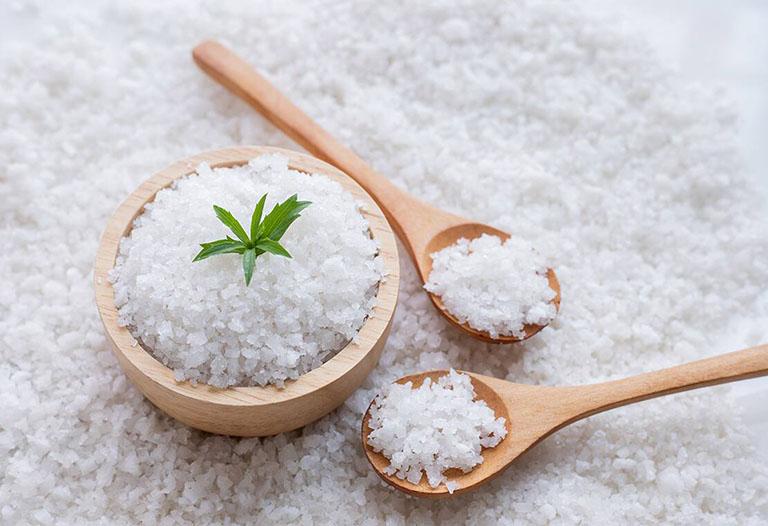 Các cách chữa tổ đỉa bằng muối