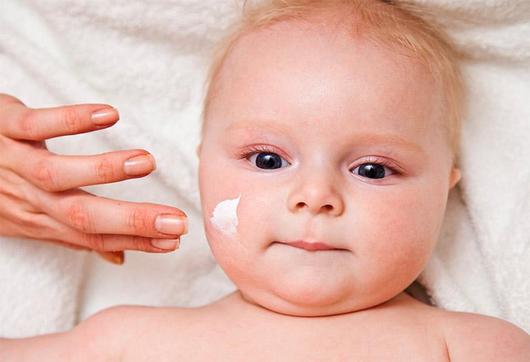 Sử dụng nước xả dịu nhẹ cho quần áo của bé