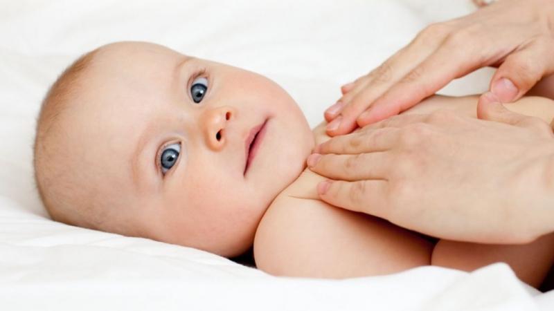 Sử dụng nước xả dịu nhẹ cho quần áo của bé