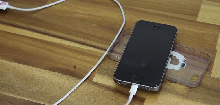 Nên tháo ốp lưng khi sạc pin điện thoại