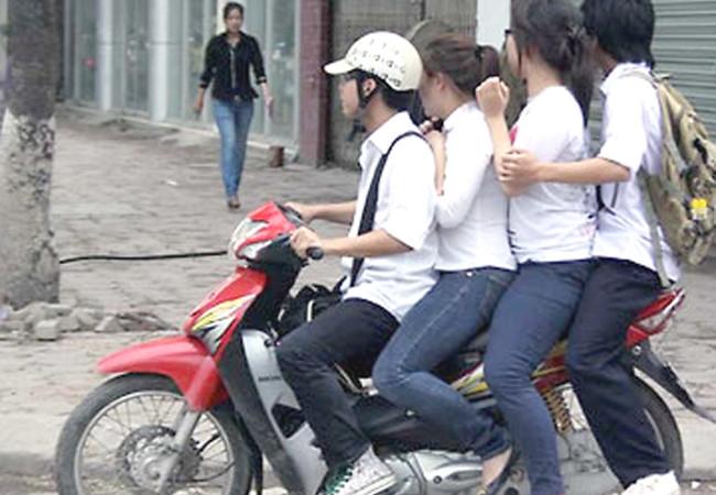 Chở quá số người quy định. Không đội mũ bảo hiểm