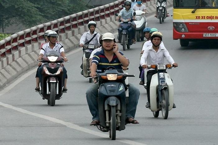 Nghe điện thoại khi đang đi xe máy