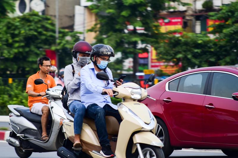 Sử dụng điện thoại khi tham gia giao thông