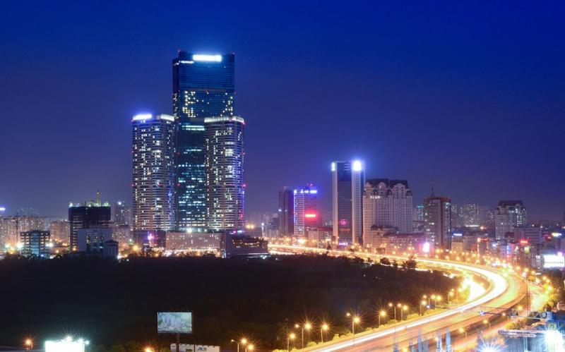 Sự hiện đại bên cạnh cái nền cổ kính của Hà Nội