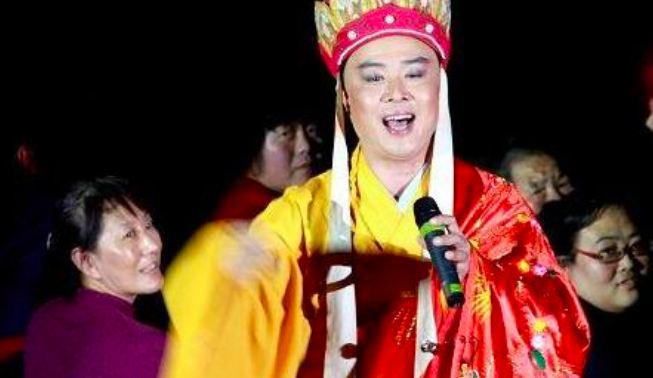 Cho đến ngoài đời sư phụ cũng thường hay đi hát