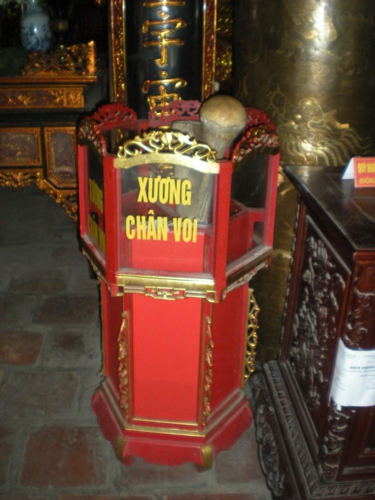 Đôi chân xương voi ngày nay vẫn ngày ngày được du khách chạm tay cầu mong may mắn