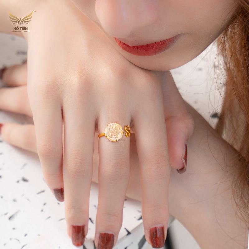 Cung Sư Tử nên chọn nhẫn Thạch Anh màu vàng