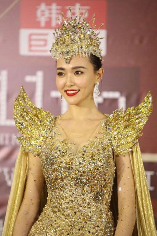 Nữ Sư Tử vốn rất mạnh mẽ, sắc bén, bộc trực, mái tóc nhẹ quyến rũ, khí chất đặc biệt hơn người.