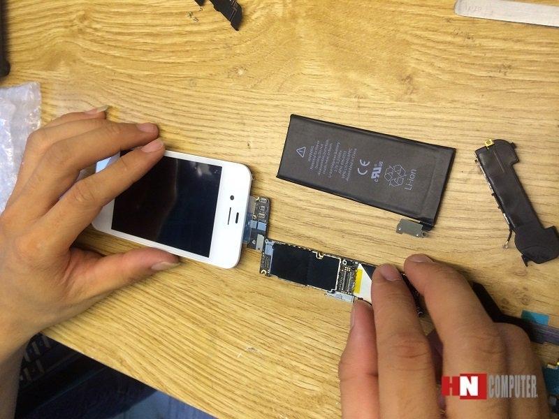 Kỹ thuật viên HNCOM sửa chữa iPhone cho khách hàng