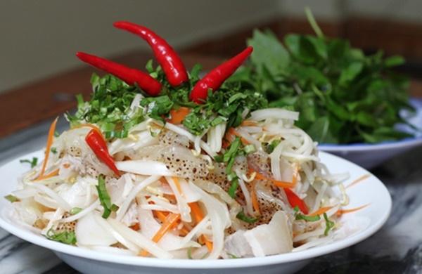 Sứa Cô Tô chủ yếu được chế biến thành món nộm sứa, còn gọi là gỏi sứa. Nộm sứa Cô Tô ăn giòn, mát và có mùi vị không giống bất kỳ thứ hải sản nào khác, lại rất tốt cho đường ruột.