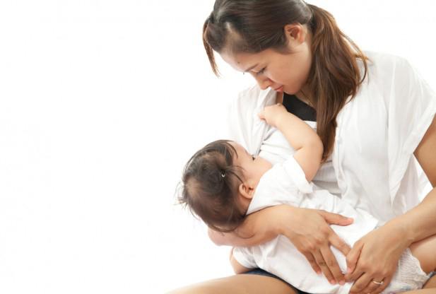 Trẻ em và cả các bé sơ sinh đều thích nói chuyện khi chúng đang được “ăn”.