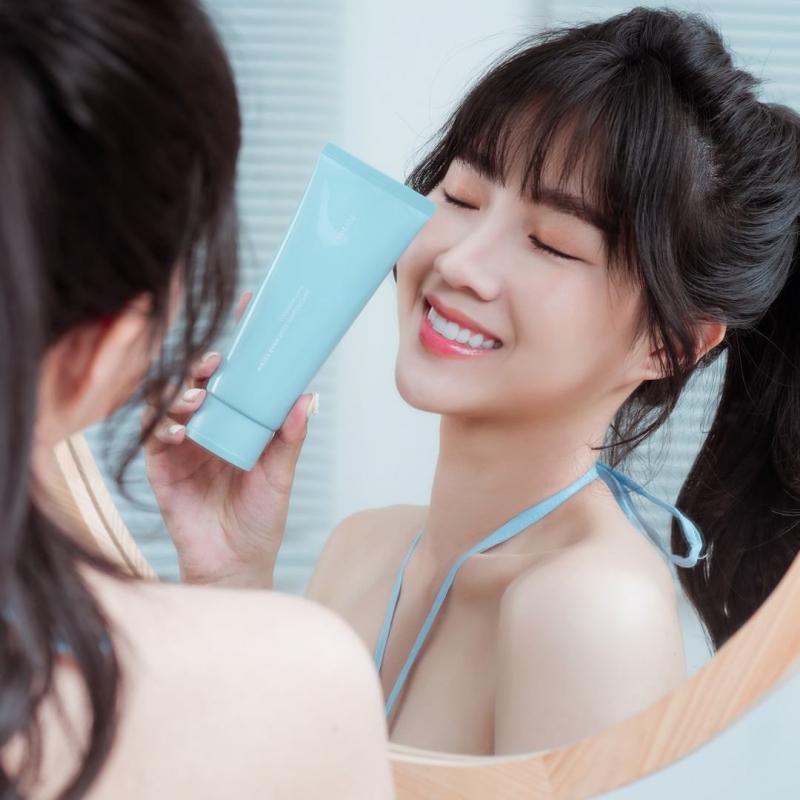 Sữa rửa mặt dưỡng ẩm Laneige Water Bank Blue HA Cleansing Foam
