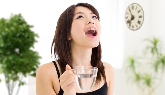Súc miệng bằng nước muối