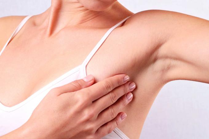 Sưng hoặc có khối u, hạch ở nách