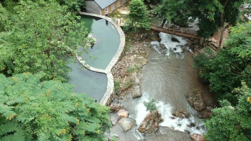Suối nước nóng bản Mòong