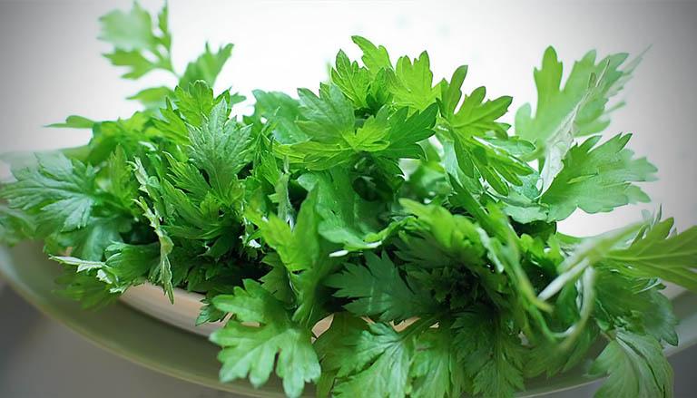 Ngâm chân với ngải cứu
