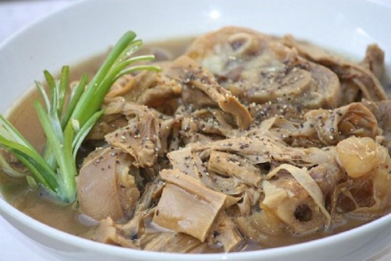 Món sườn nấu măng khô