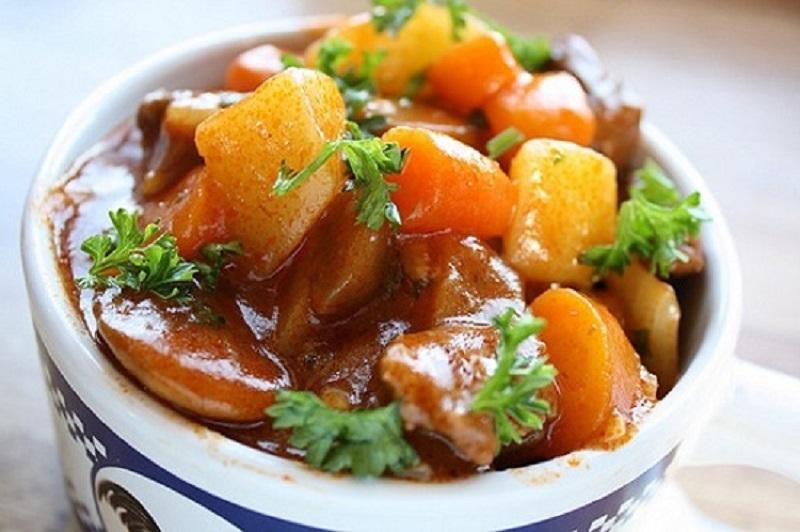 Súp khoai tây hầm thịt bò cung cấp nhiều dưỡng chất cho cơ thể vào mùa đông.