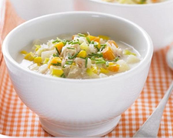 Để có một giấc ngủ ngon, các chuyên gia dinh dưỡng khuyên rằng nên thưởng thức súp nóng làm món ăn dặm vào buổi tối bởi trong súp có nhiều rau củ cung cấp chất xơ cho quá trình phân giải thức ăn được diễn ra nhanh chóng, xóa tan cảm giác đầy bụng mệt mỏi.