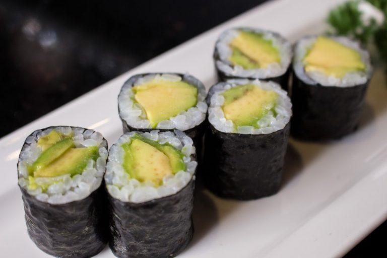 Sushi chay cuộn bơ