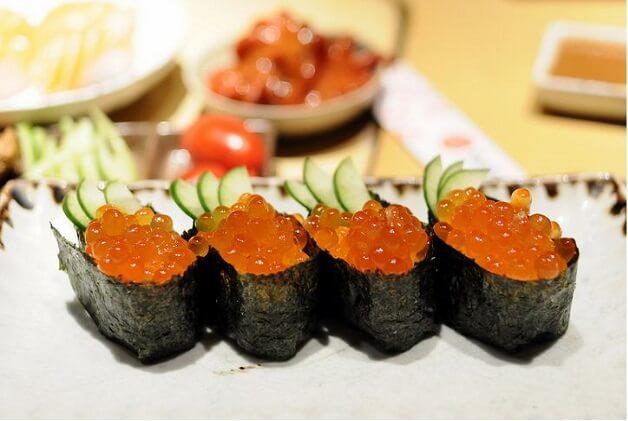 Sushi trứng cá hồi