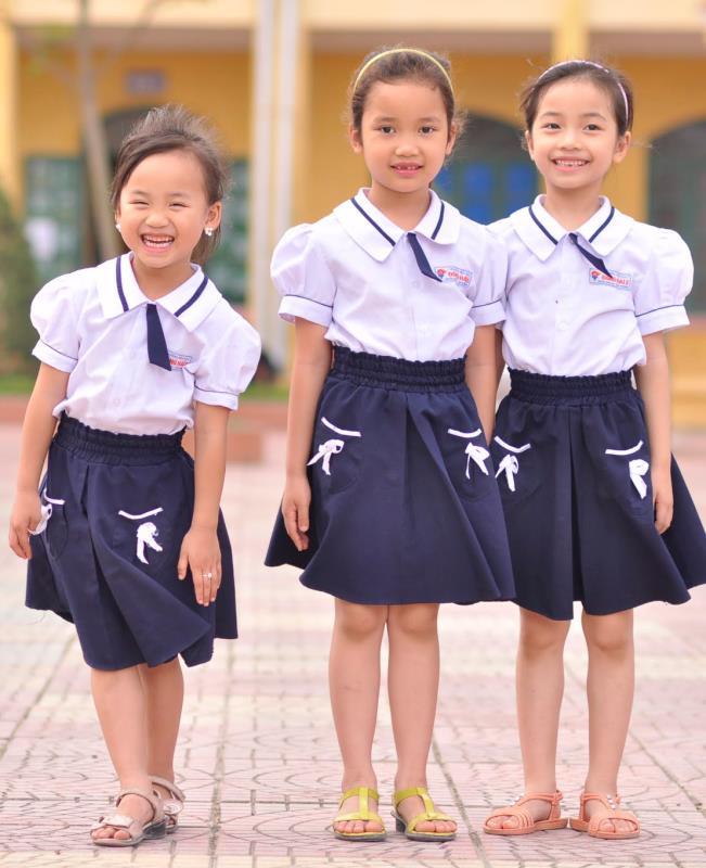 Trong chiếc áo đồng phục em thấy mình thật chững chạc và xinh hơn