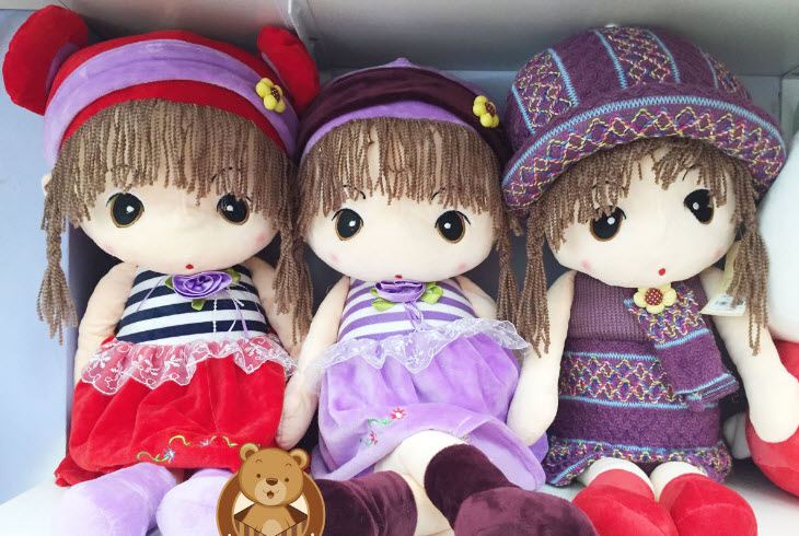Buổi tối nằm ngủ, em thường để nó ở đầu giường và không quên đắp cho nó “tấm chăn ấm” mà em “tự làm tặng búp bê