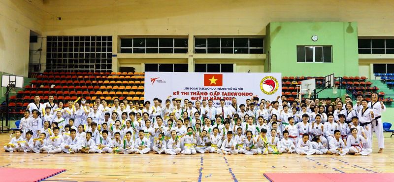 Trao đai cho các võ sinh thăng cấp