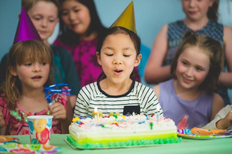 Tại sao con phải mời bạn ấy đến sinh nhật của con?