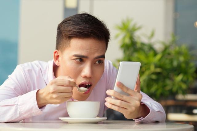 Tại sao người lớn hay sử dụng điện thoại?