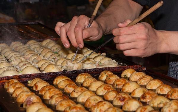 Takoyaki – Bánh bạch tuộc nướng - Osaka, Nhật Bản