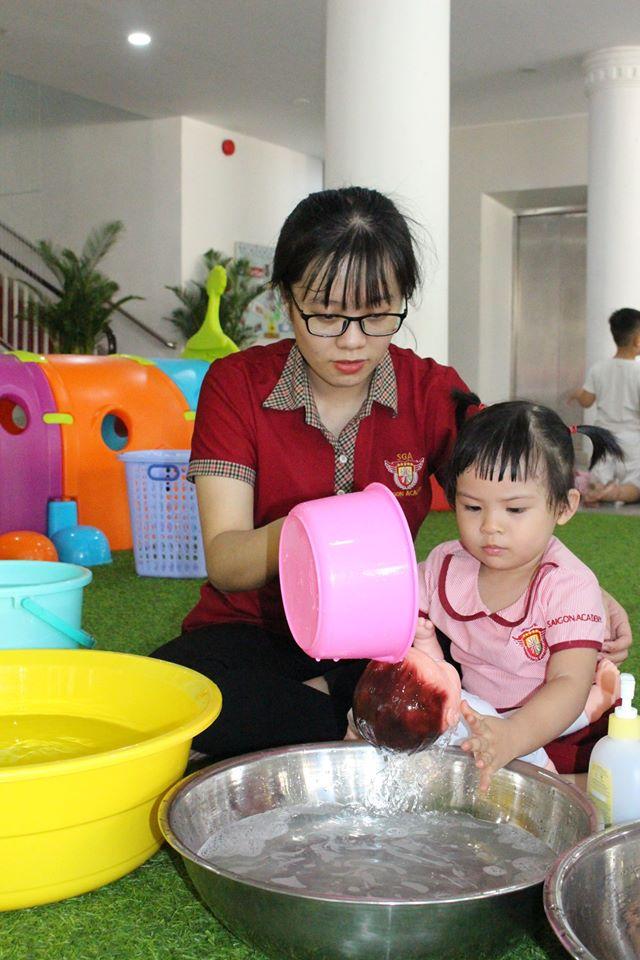 Tắm cho thú bông là hoạt động được rất nhiều bé yêu thích và thúc đẩy sự rèn luyện của tay và mắt