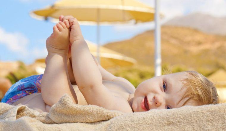 Không tắm nắng cho trẻ qua cửa kính