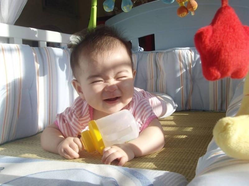 Tắm nắng cho trẻ qua khung cửa kính