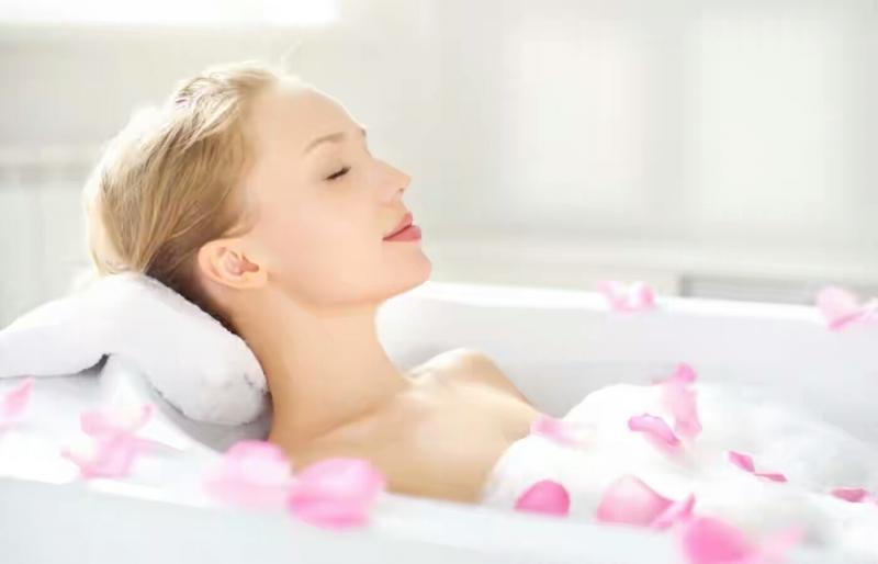 Tắm lâu nước càng gây kích ứng và làm khô da bạn, mất dầu trên da