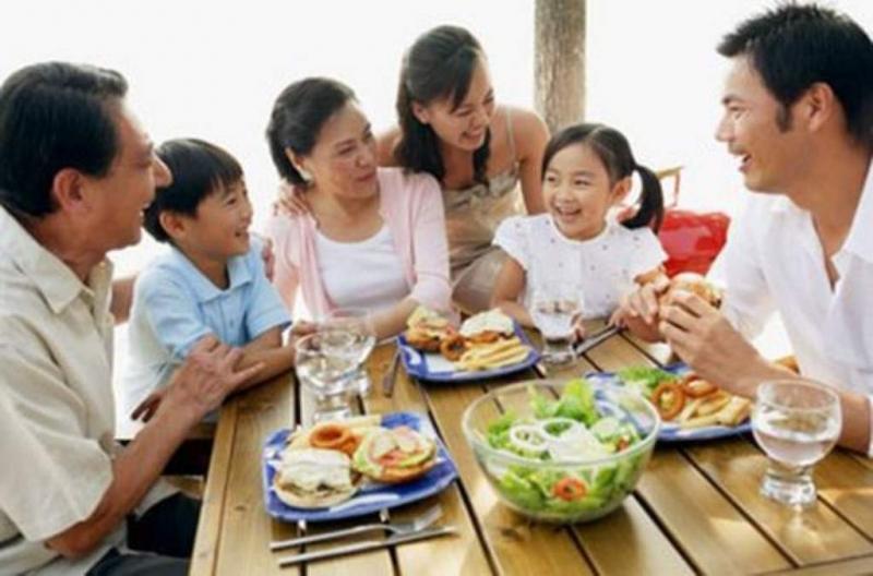 Cả nhà cùng nhau chia sẻ