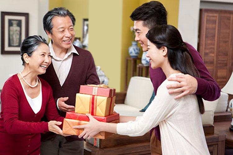 Tặng quần áo mới cho người thân để đem lại may mắn