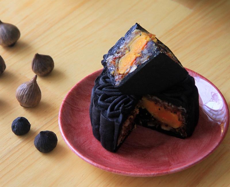 Bánh trung thu tỏi đen