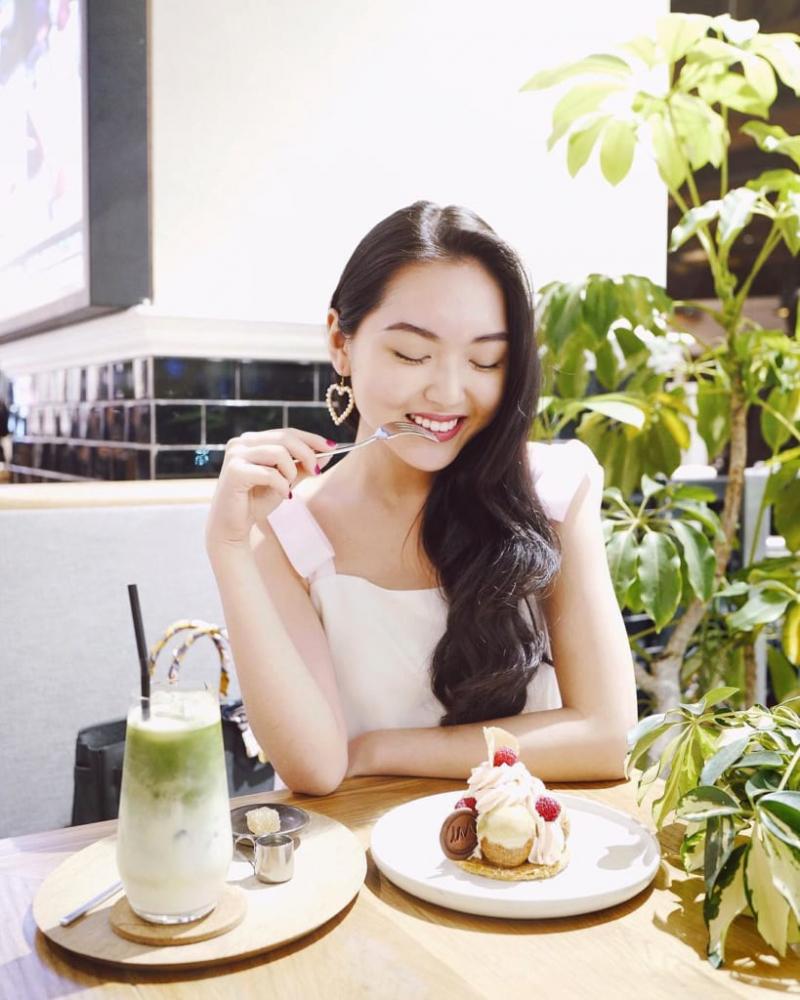 Tạo dáng chụp hình dễ thương với đồ ăn