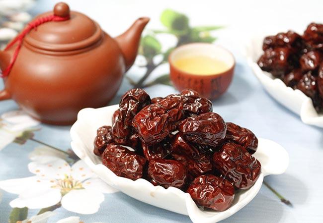 Táo đỏ chứa nhiều chất xơ chống táo bón thai kì