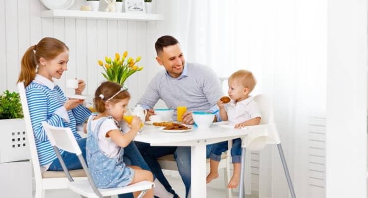 Tạo không khí vui vẻ cho con khi ăn