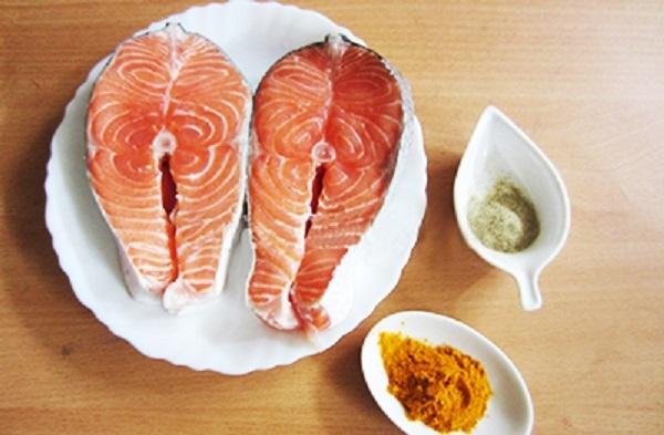 Cá hồi và nghệ vừa thơm ngon vừa góp phần ngăn ngừa ung thư